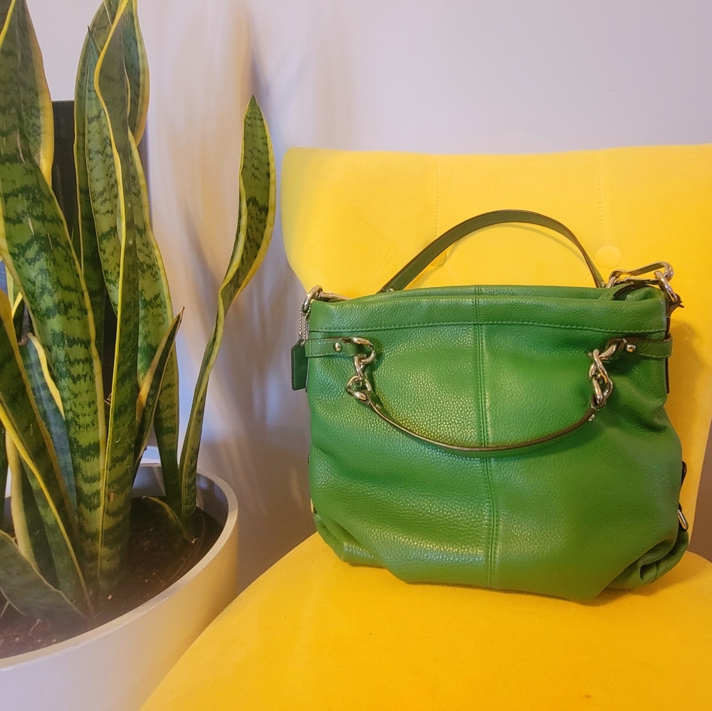 EUC Coach Green soft pebble leather women's purse medium size